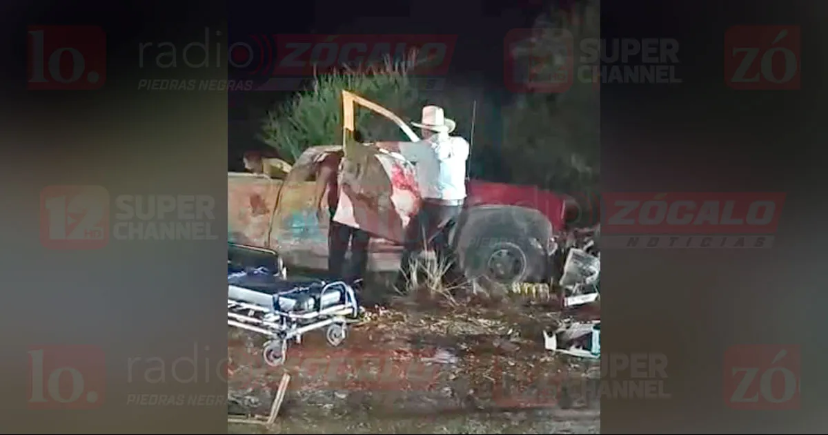 Dos vehículos tipo pickup impactaron de frente, se reportan varias personas prensadas.