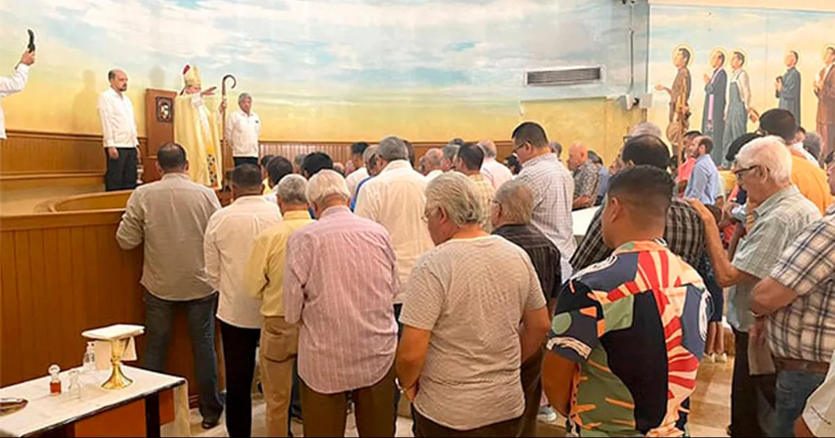 Además de su bendición, monseñor Alonso Garza expresó el respaldo de la Iglesia a cada uno de ellos.