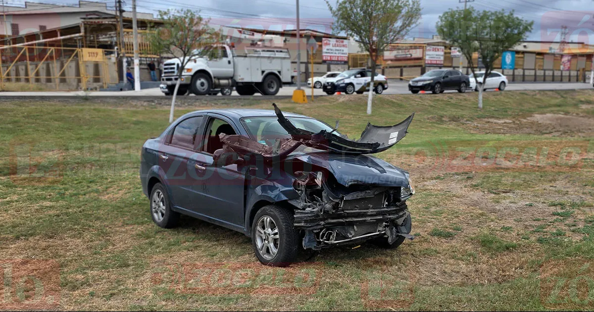 Socorristas del Heroico Cuerpo de Bomberos para brindarle atención médica al conductor, quien no requirió ser trasladado a un hospital.