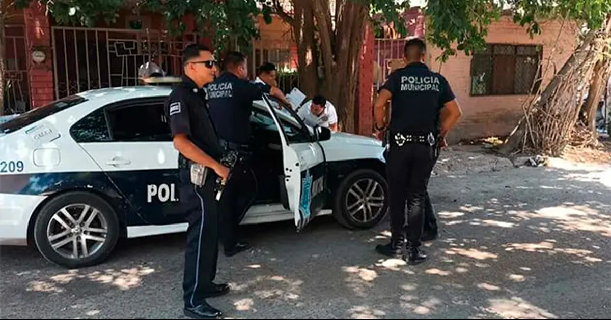Se encontraban atendiendo el reporte de un robo, y tras subir a la azotea en busca del ladrón se percataron de la presencia del cuerpo.