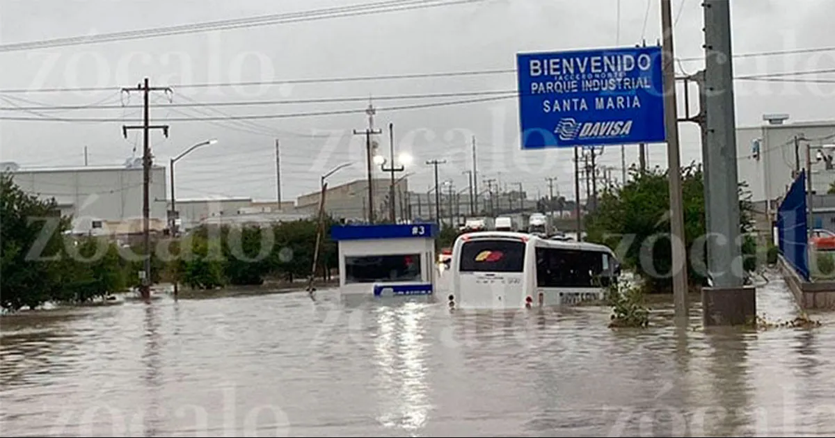 Rescatan elementos de PC de Ramos Arizpe a 24 trabajadores que quedaron varados en inundación