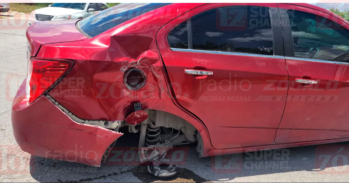 Por exceso de velocidad y no respetar el alto, causa daños a un vehículo en San Joaquín