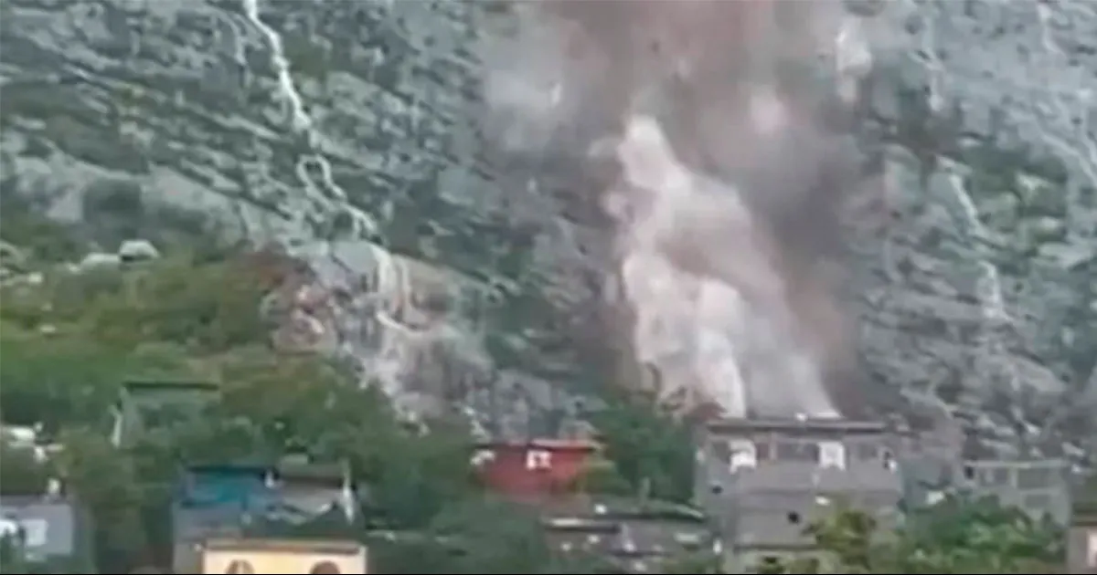 En el video difundido en redes sociales se aprecia el momento en el que parte del Cerro Topo Chico se desprende y se va directo contra varias casas .