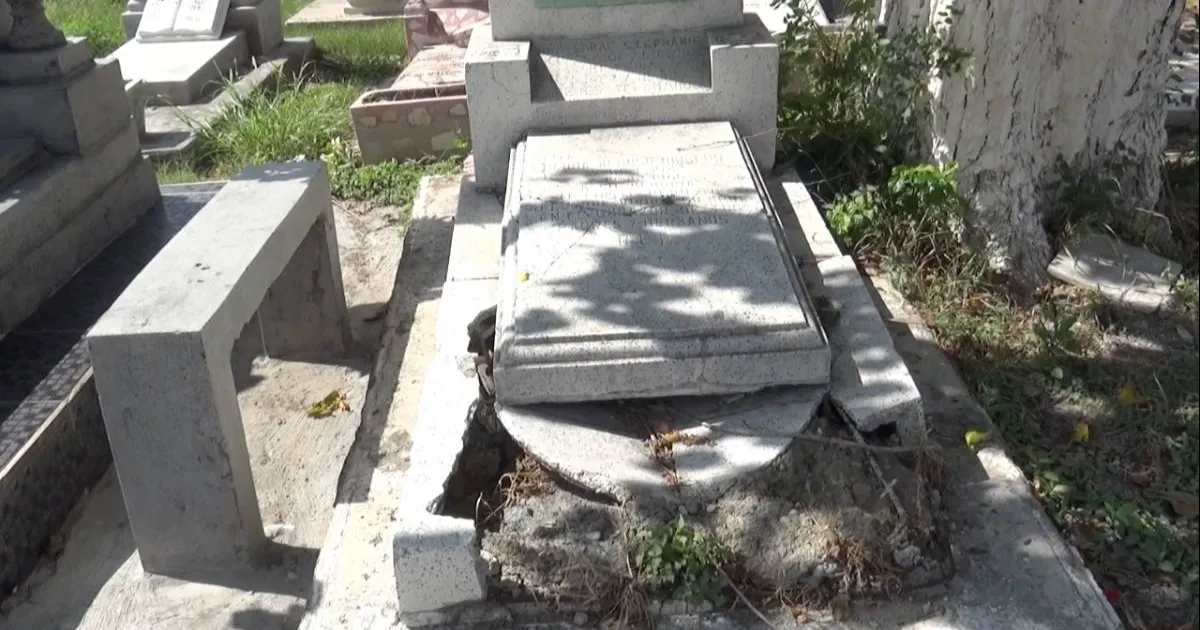 Lluvias aceleran deterioro de tumbas olvidadas en Panteón Municipal