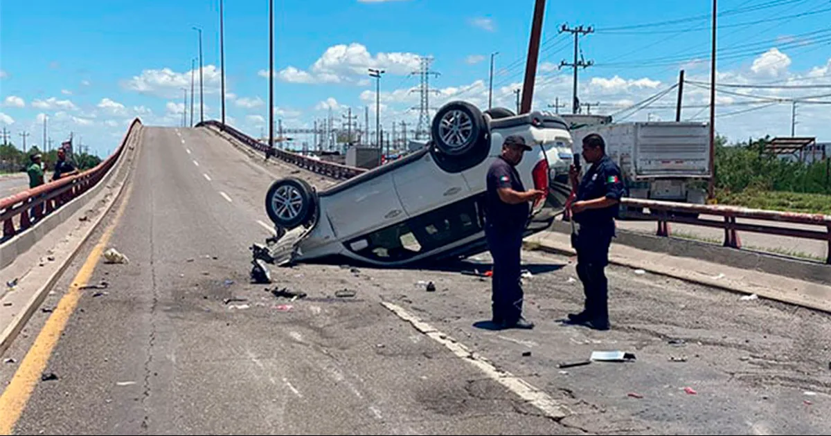 Músico destroza su auto al chocar contra puente en Nueva Rosita; hay lesionados