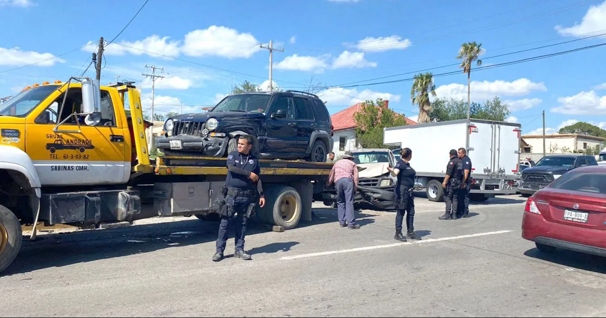 Cuantiosos daños en fuerte choque en Sabinas