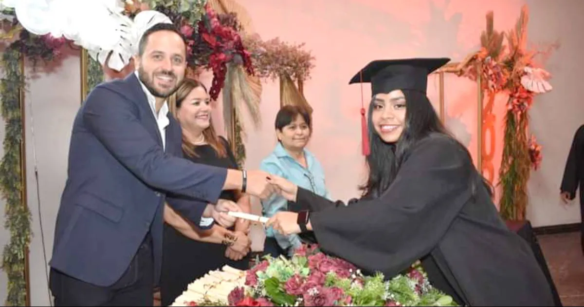 Acompaña a maestros y estudiantes graduados en los festejos del 40 aniversario del plantel.