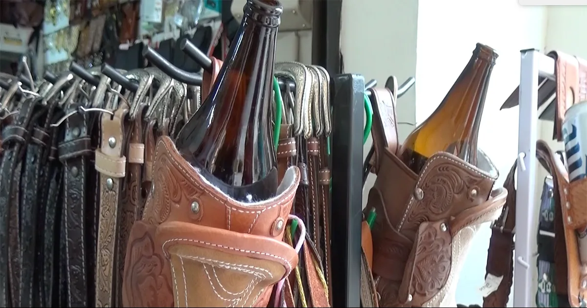 Creativo locatario tiene en venta Porta-Lata y Porta-Caguamas, con diseño 100 por ciento mexicano