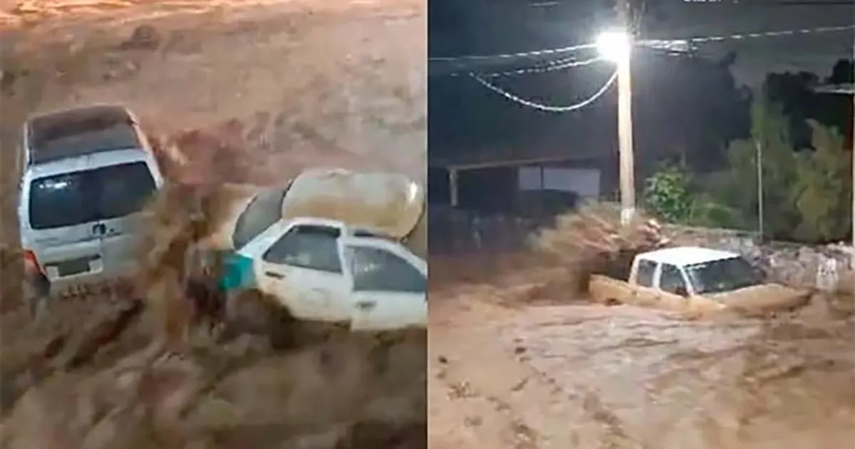 Decenas de autos fueron arrastrados ante la fuerte corriente de una intensa lluvia que se suscita en Tlapa, región de La Montaña de Guerrero