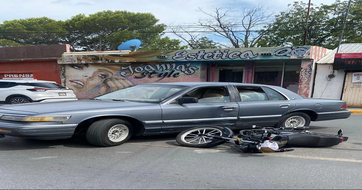 Menor impacta su moto contra auto y resulta lesionado