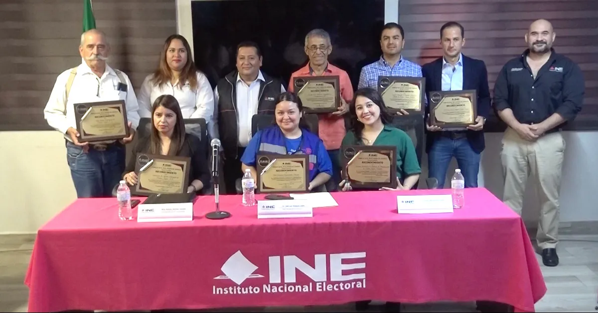 Entrega INE reconocimientos a organismos promotores del voto