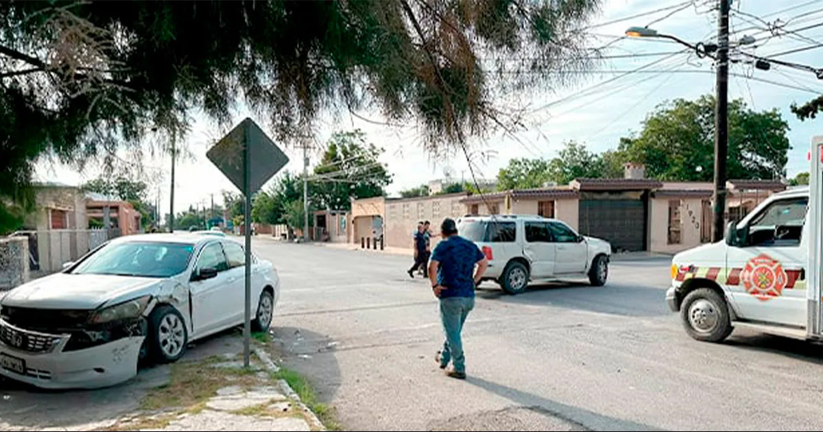 La camioneta se atravesó al paso del vehículo que terminó destrozado.