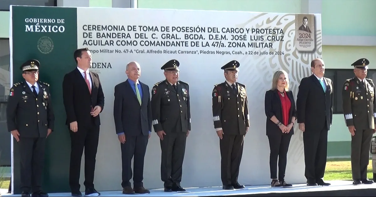 Se leyó la hoja de servicio del general Cruz Aguilar, destacando la amplia preparación que ha tenido tanto en México como en Estados Unidos
