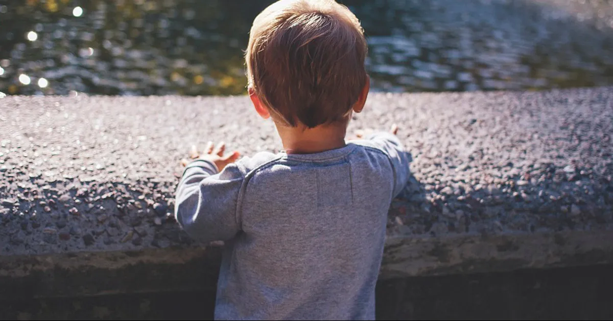 Hallan a niño de cinco años en la calle en plena madrugada en Eagle Pass