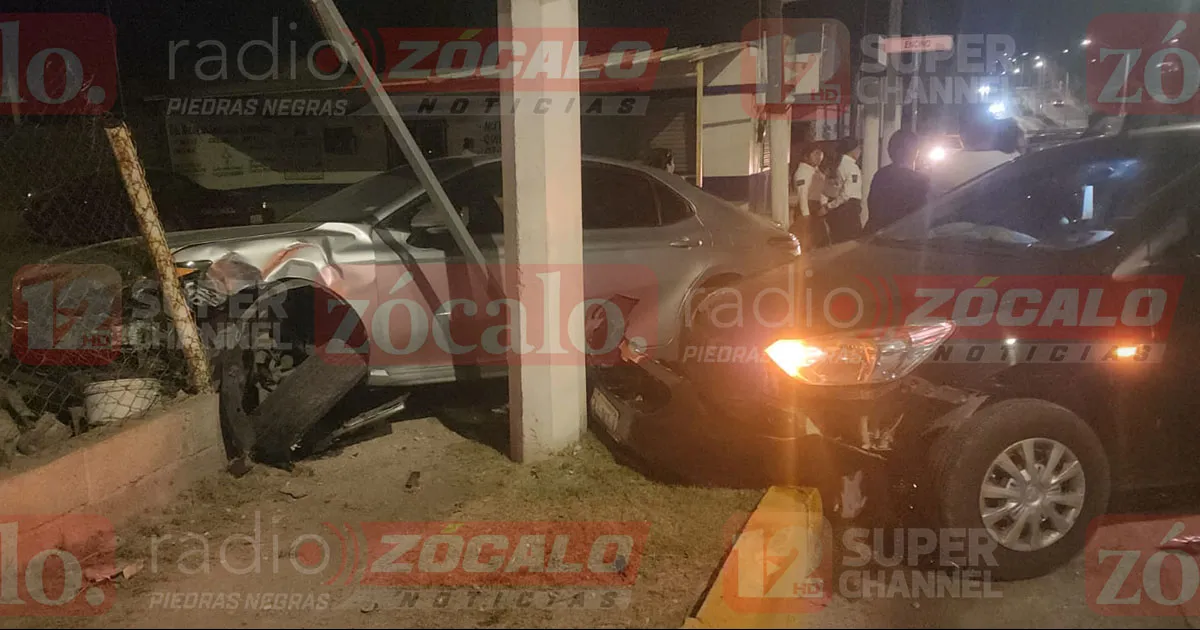 Vehículo se pasa el alto y provoca colisión contra la cerca de un domicilio