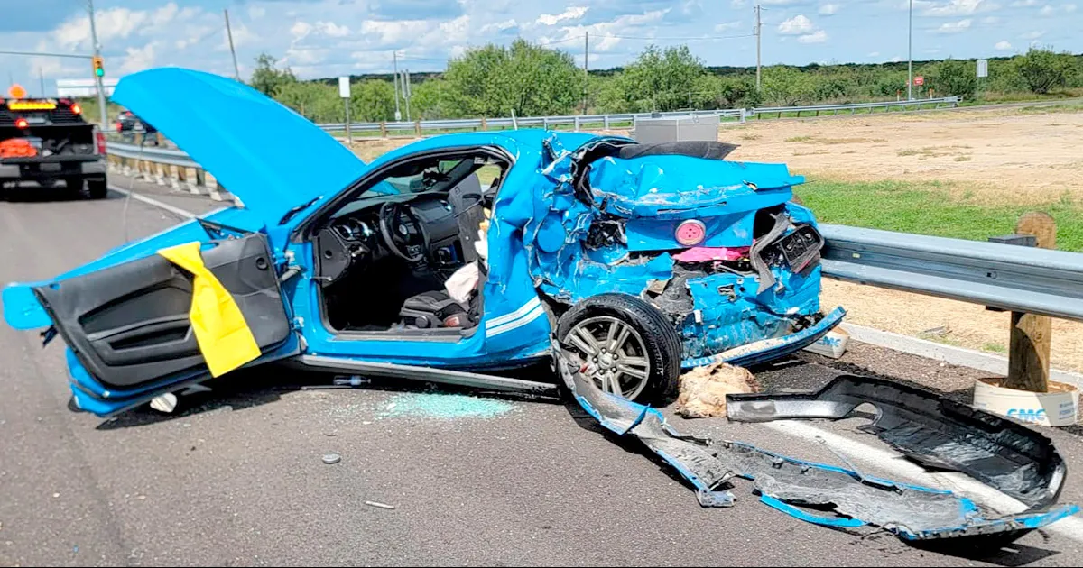 El conductor del auto se dirigía a Eagle Pass y esperaba a que el semáforo cambiara a verde cuando ocurrió el choque.