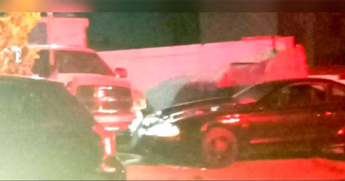 El conductor fue detenido en el acto por manejar bajo los efectos del alcohol y por los daños causados.