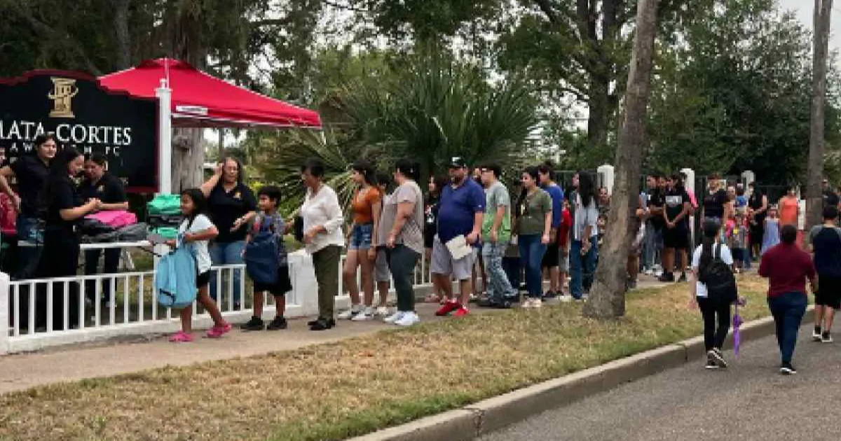 Abogada entrega más de 500 paquetes escolares en Eagle Pass