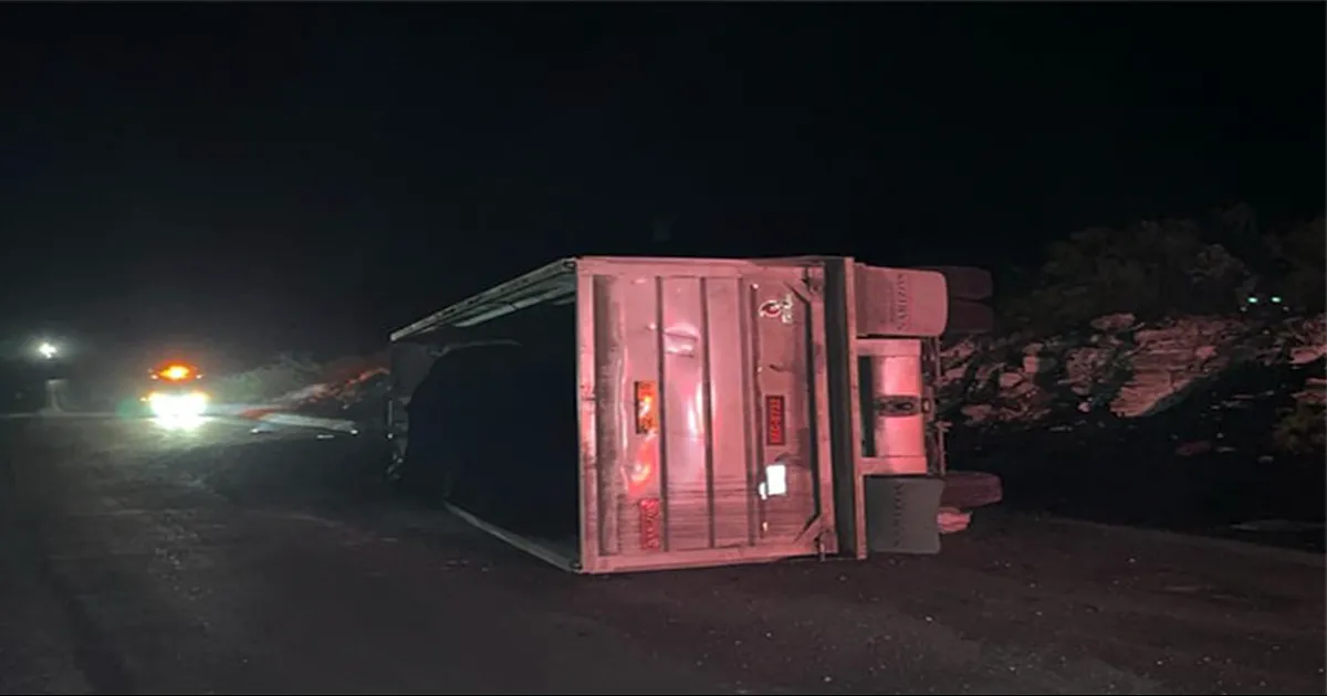El camión estiraba dos remolques con 30 toneladas de carbón cada uno y quedó volcado un costado de la carretera.