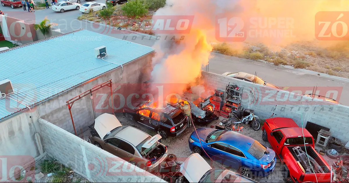 Al lugar arribaron dos unidades de Bomberos para realizar maniobras y sofocar las llamas, sin embargo, el vehículo Chevrolet explotó y una camioneta Jeep quedó en pérdidas totales.