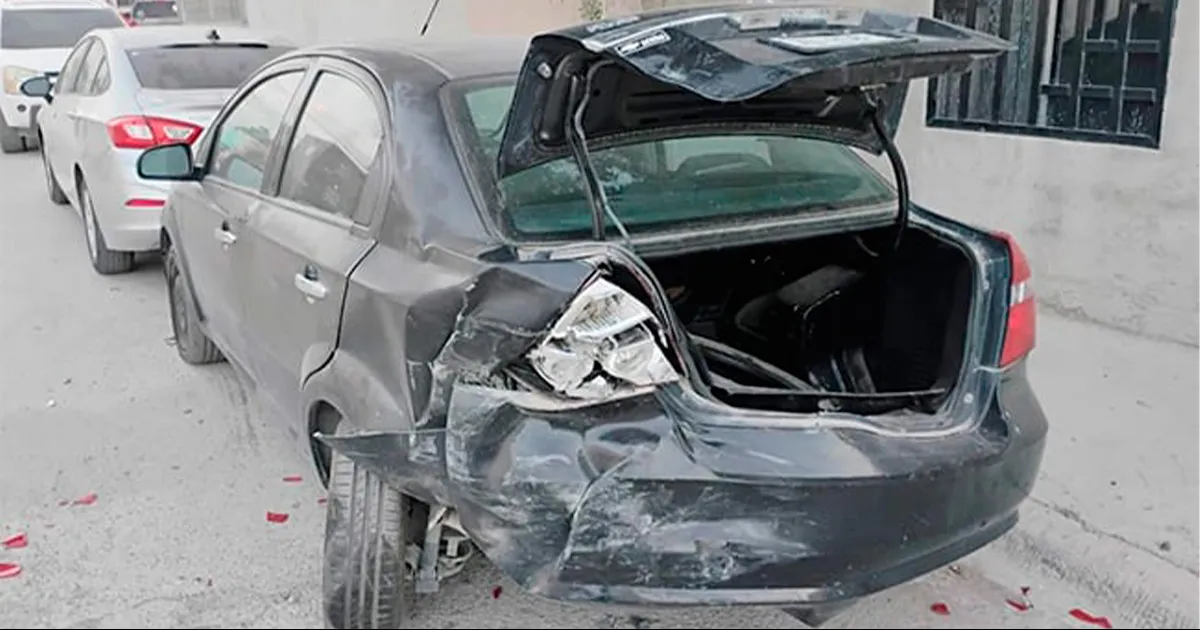 Choca tres autos y escapa en Acuña