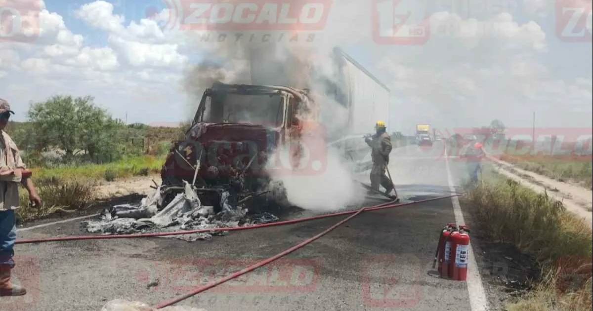 El vehículo se dirigía a Tamaulipas por la carretera Ribereña cuando sufrió una falla en el sistema eléctrico y una fuga de combustible