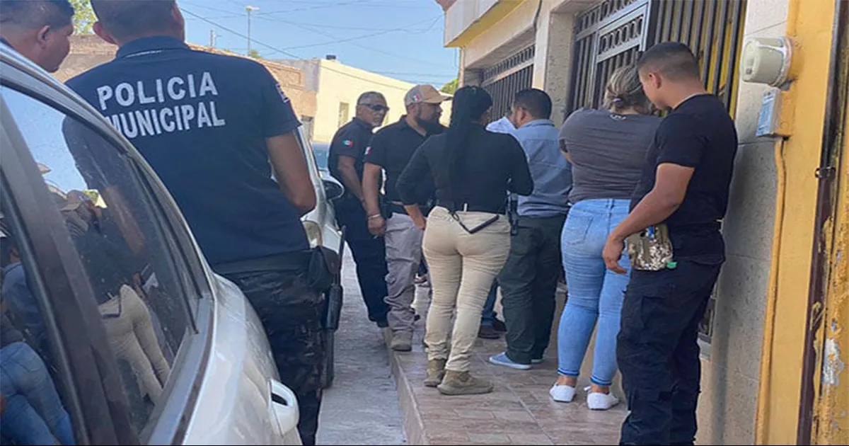 Fue una mujer identificada como Maricruz quien solicitó la presencia de los elementos policiacos, luego que su expareja llegó al domicilio junto a su nueva pareja.