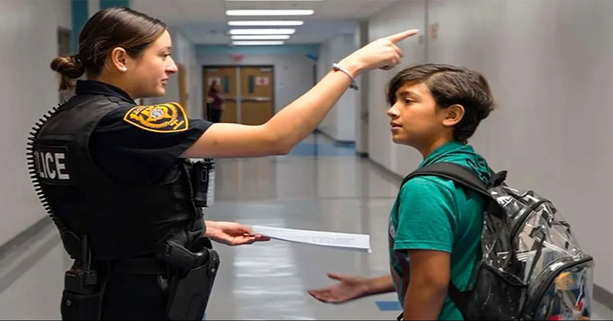 Esta norma es para los estudiantes de sexto hasta 12avo grado que asisten a escuelas públicas del Distrito Escolar y esta medida no se estará modificando.
