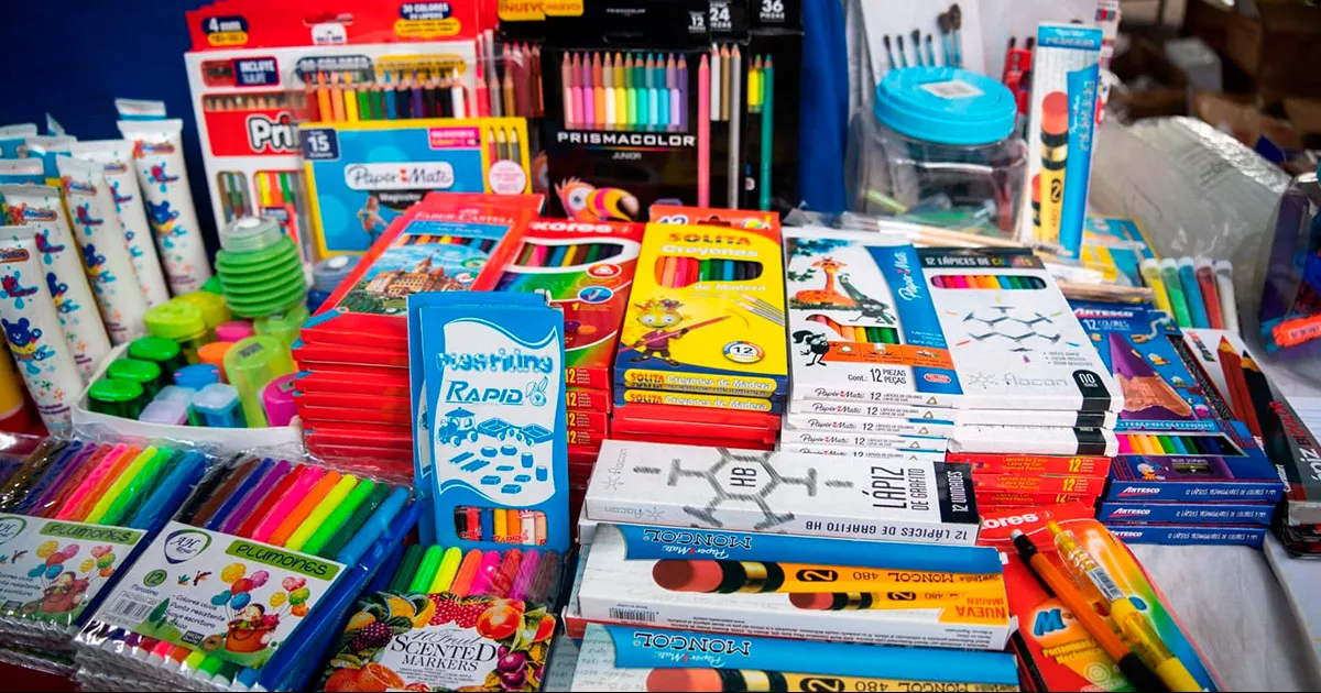 Padres de familia llenan papelerías para surtir listas escolares; ventas aumentan 100 por ciento