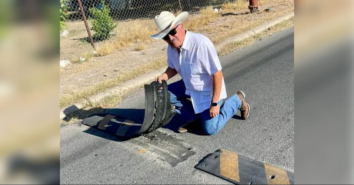 Irresponsables dañan bordo reductor de velocidad