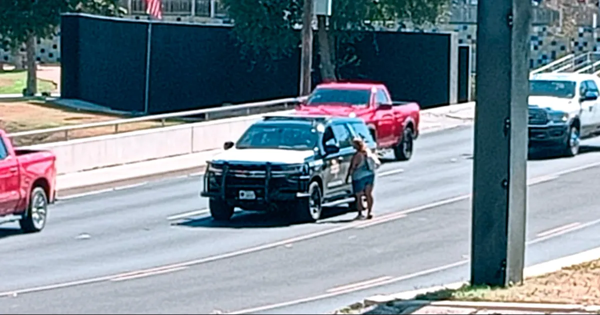 Despistada mujer es captada en medio de vialidad