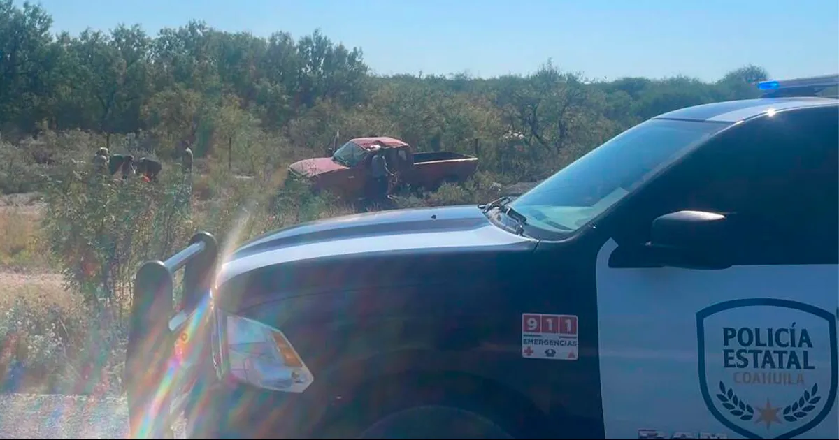 El conductor a la altura del ejido Nueva Palestina sufrieron una salida de camino que terminó en una volcadura