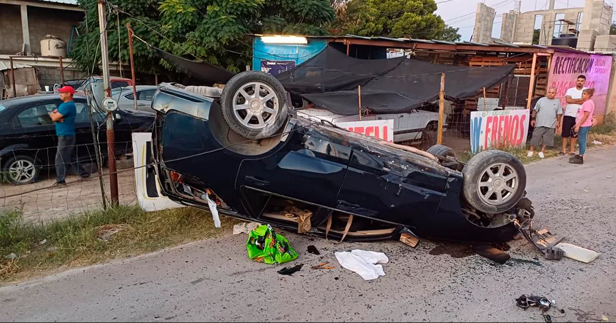 Impacta conductora su auto contra poste en Acuña