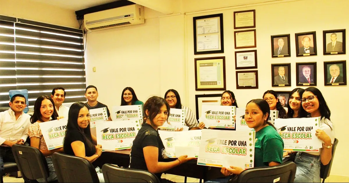 Entrega Memo Ruiz primeras 12 becas a alumnos de la UAdeC