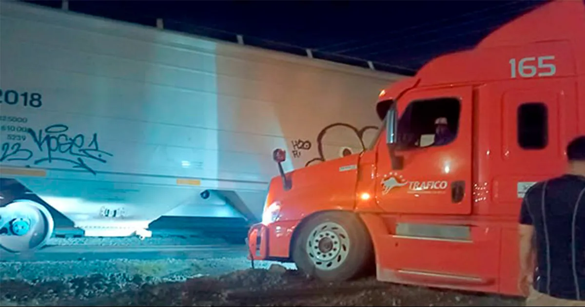 Choca tráiler contra poste de contención