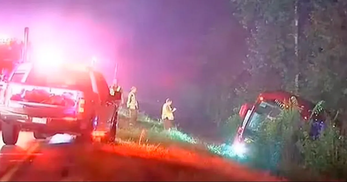 Mueren cuatro mexicanos en volcadura de autobús en EU; dos eran menores de edad