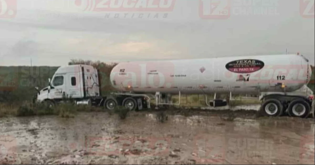 Fue necesaria la intervención de una compañía de grúa para que pudiera remolcar y liberar del lodo al pesado vehículo