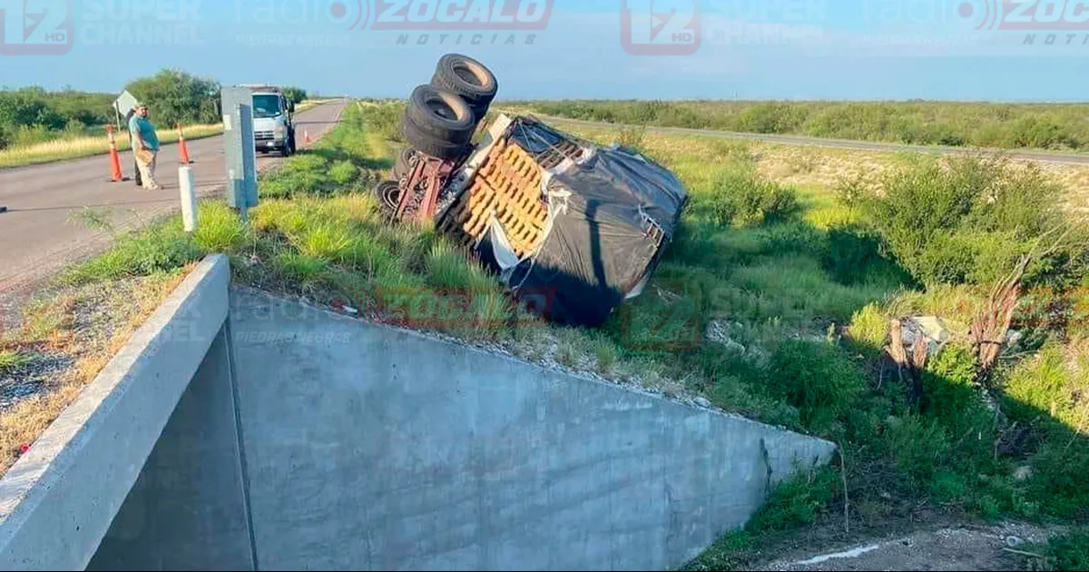 Se registra volcadura de tráiler en autopista Premier en el tramo Allende-Nueva Rosita