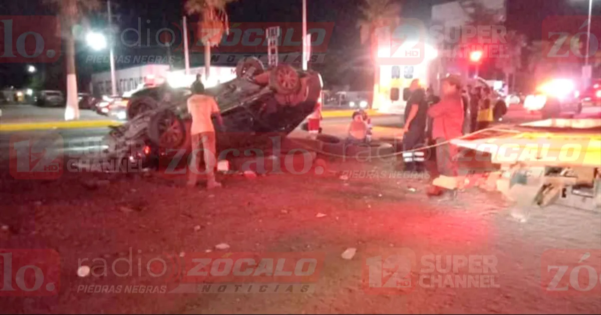 Vuelca automovilista frente a la Feria Expo Sabinas