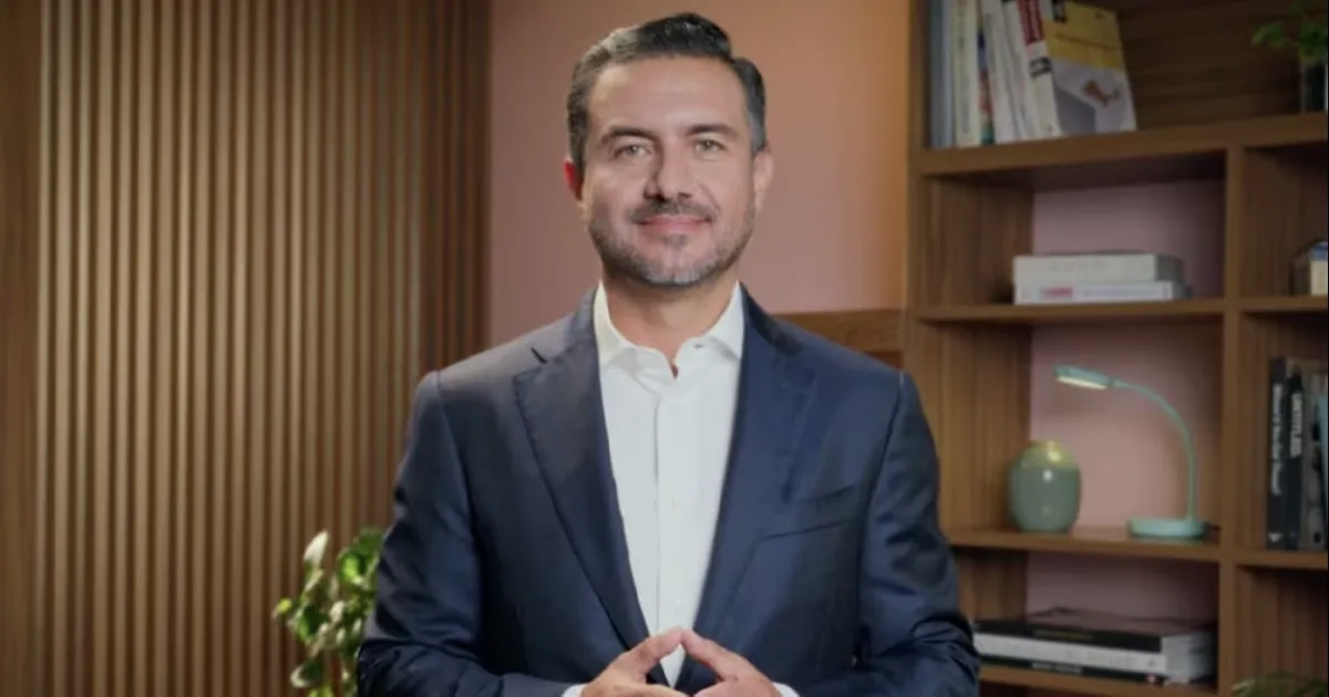 Faltando apenas horas para que inicie el debate, el político veracruzano envió un comunicado avisando que deja el escaño y que cede su puesto a su suplente, su padre Miguel Ángel Yunes Linares.