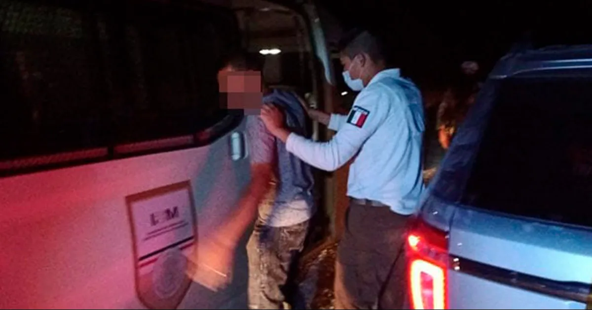 Circulaban a bordo de varios vehículos en los que transportaban a las personas extranjeras.