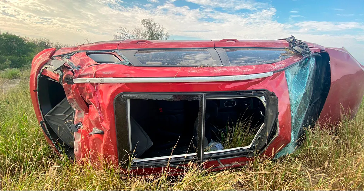 La unidad en la que se desplazaba dio por lo menos 3 volteretas, y en una de ellas fue que salió volando y se impactó contra la tierra