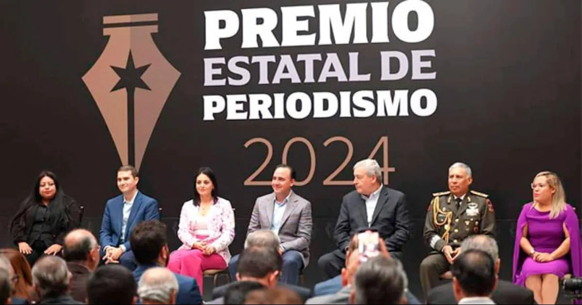 Diez colaboradores fueron condecorados por el gobernador Manolo Jiménez en la entrega del Premio Estatal de Periodismo.