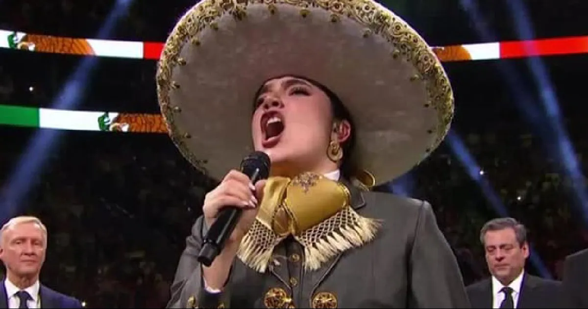¿Eres tú, Coque? Camila Fernández se equivoca al entonar el Himno Nacional en la pelea del ‘Canelo’ vs Berlanga
