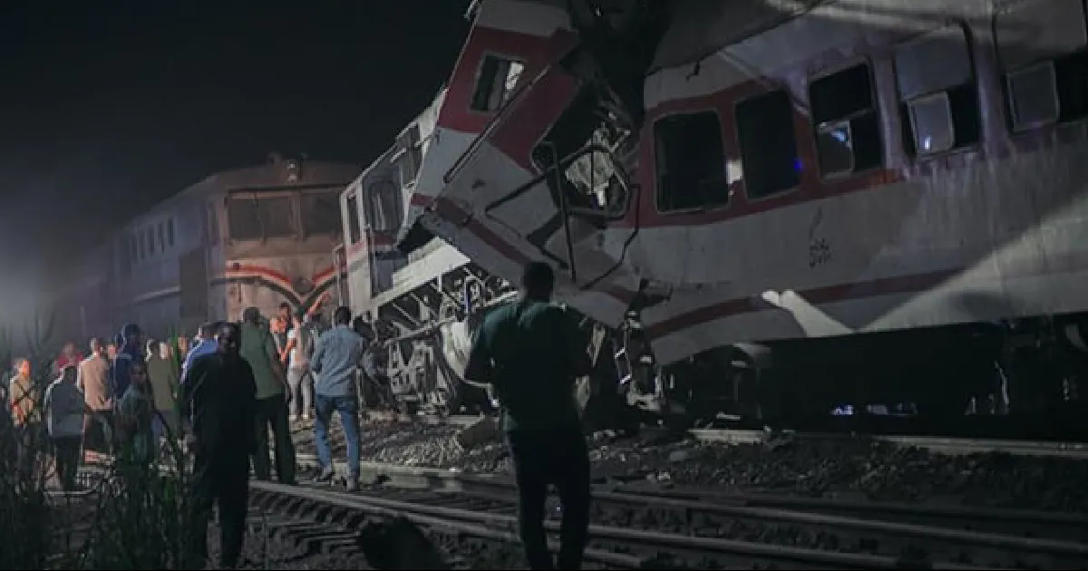 Mueren tres personas y 49 resultan heridas en choque de trenes en Egipto