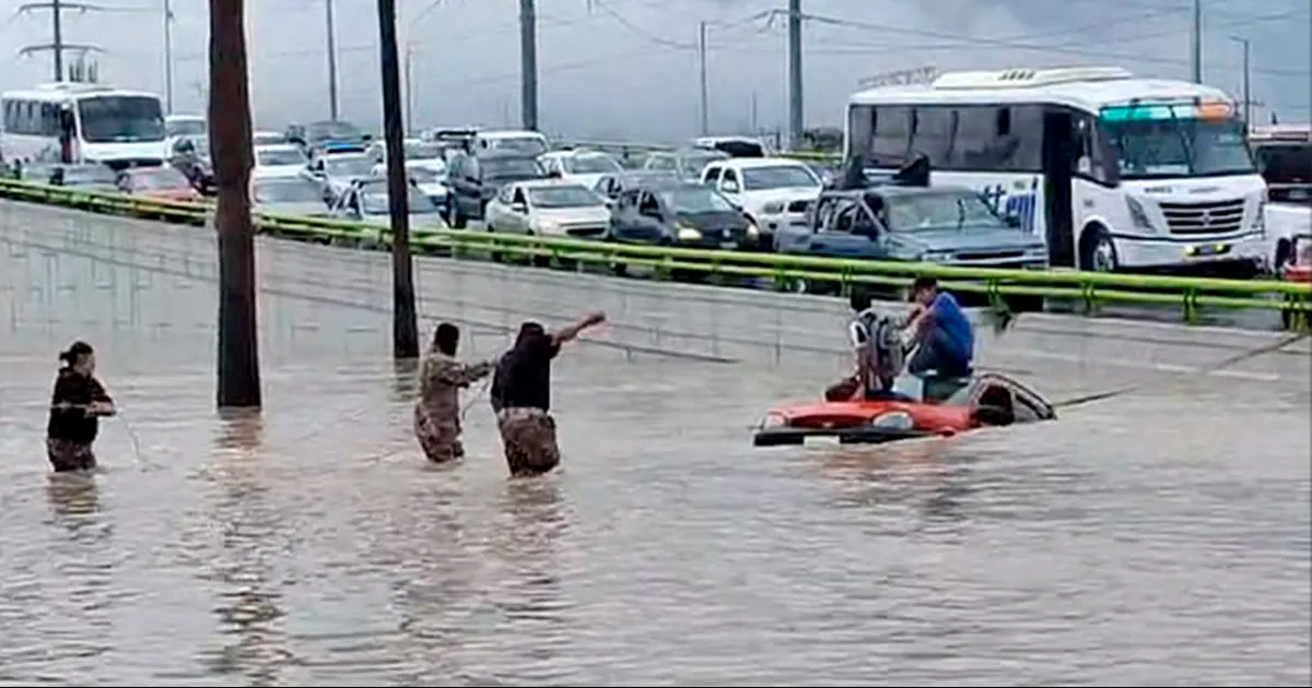 Rescatan a personas elementos de la policía de Saltillo