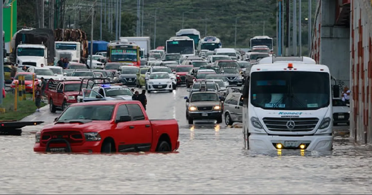 Cae diluvio de más de 4 pulgadas en apenas dos horas en la Región Sureste; fuerza del agua inunda colonias y bulevares