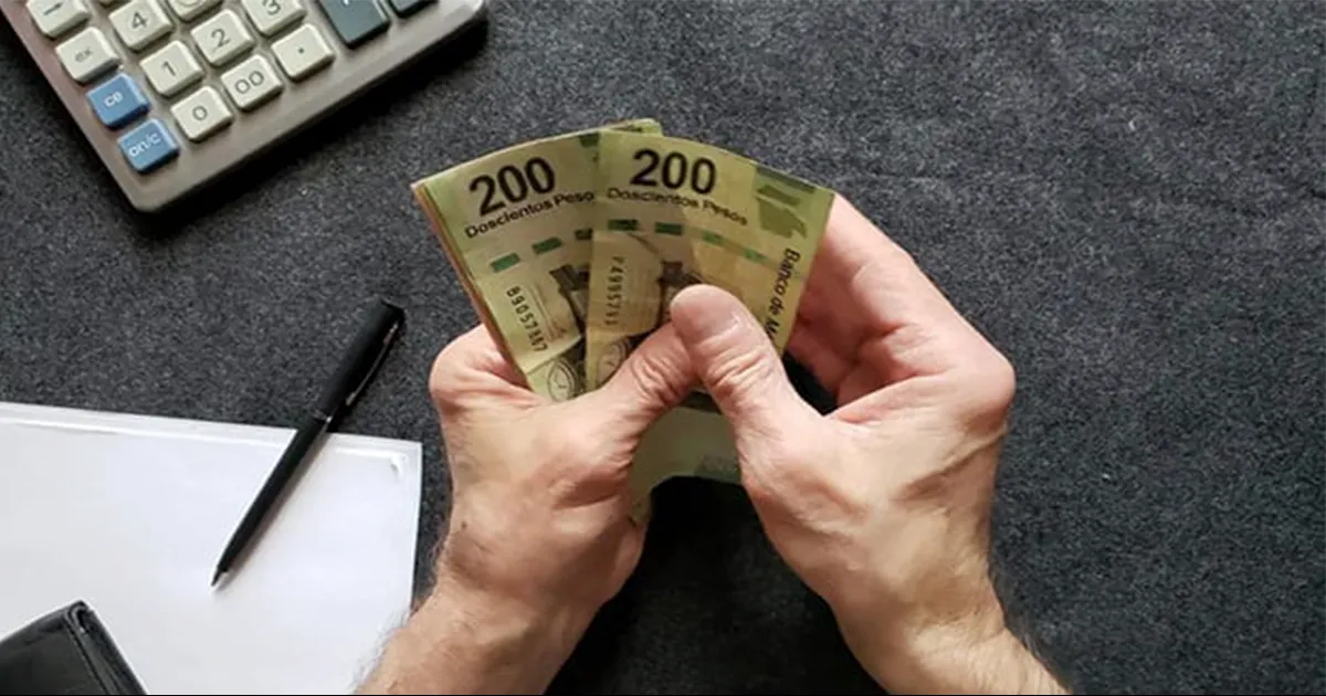 Por lo que si tu patrón te pidió que labores, según la relevancia de tu actividad, la ley también establece cuánto te deben pagar, Es decir, la empresa debe pagarte el salario diario normal, más el doble.