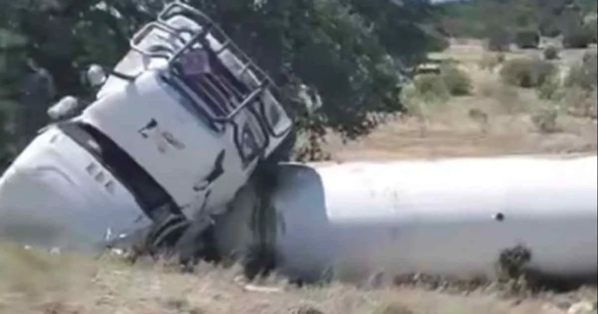 Trailero de Piedras Negras sufre aparatosa volcadura cerca de Sonora, Texas