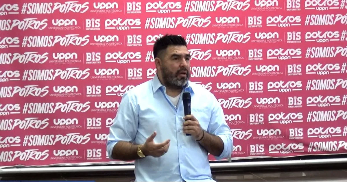 Exjugador profesional José “La Palmera Rivas” comparte historia de éxito con alumnos de la Politécnica